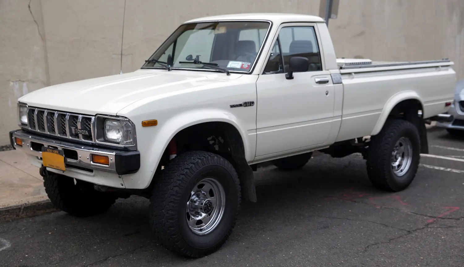 1982 toyota hilux 4x4 white