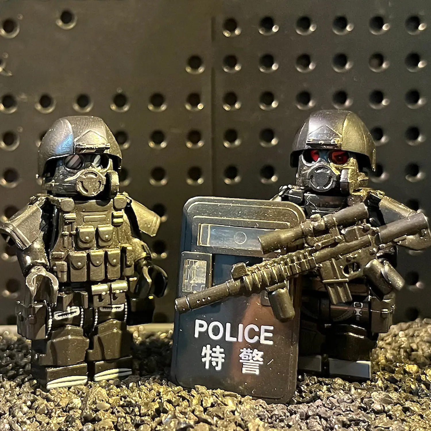 Minifigure - heavily armored police special police officers SWAT (LEGO Alternative)